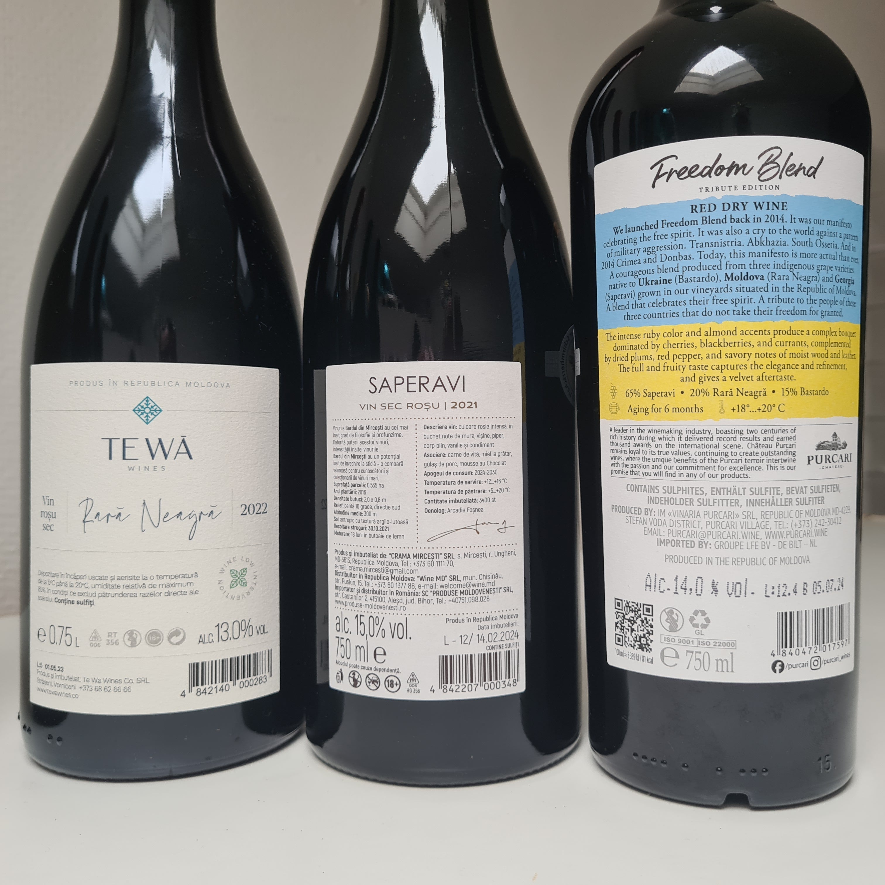Achterzijde etiketten 3 flessen rode wijn uit Moldavië.