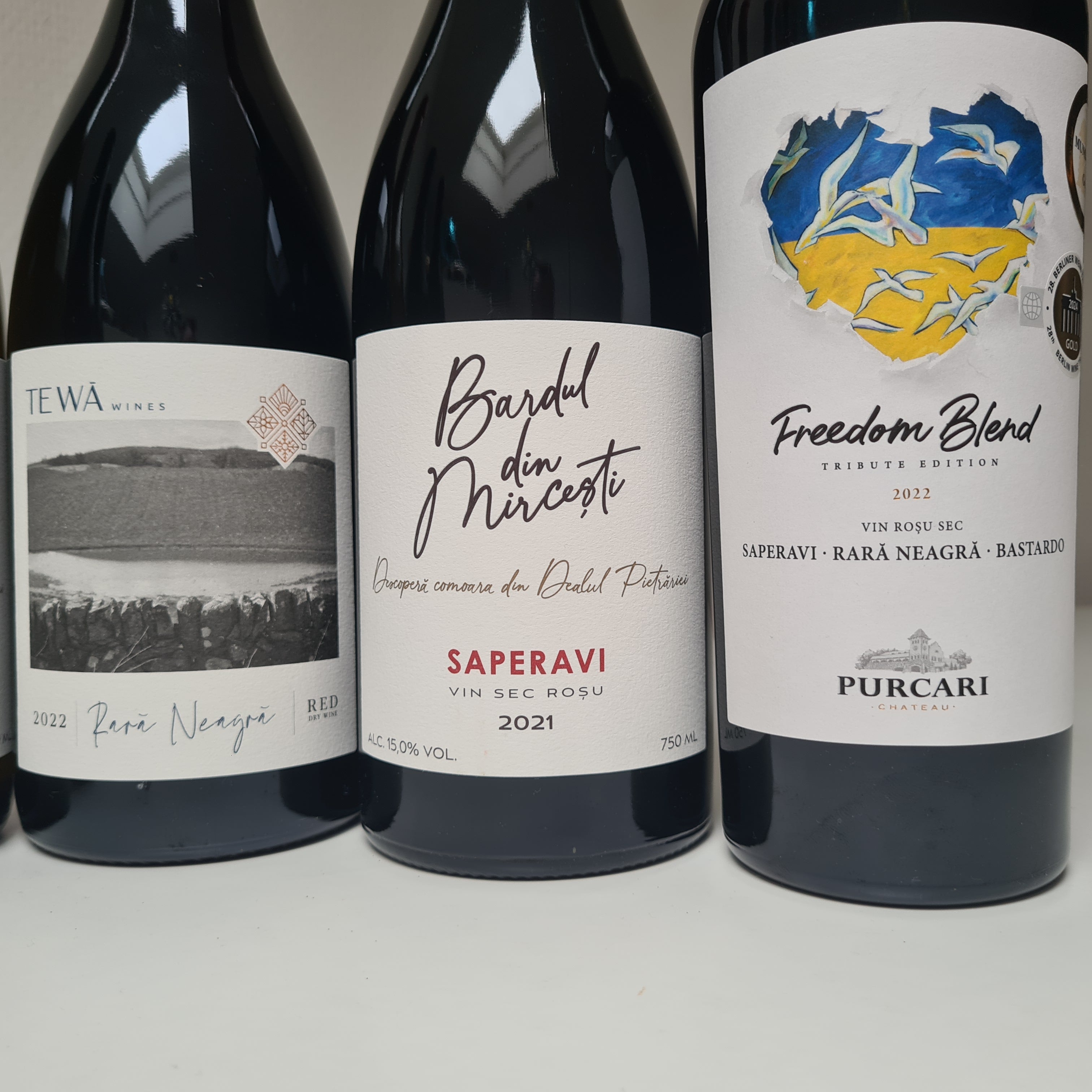 etiketten 3 rode wijnen uit Moldavië Freedom Blend Purcari Wines Saperavi Bardul din Mircesti en Rara Neagra Tewa Wines.