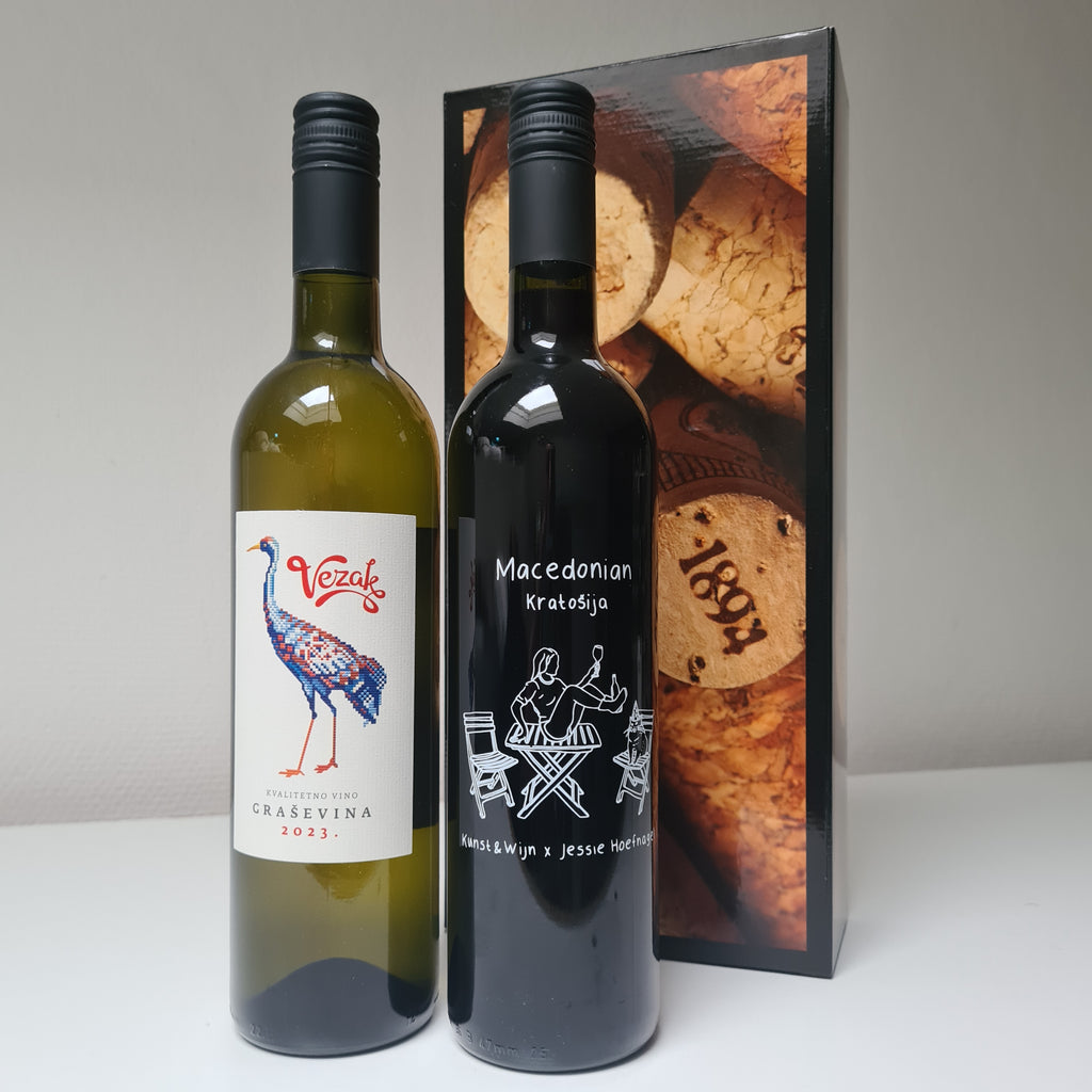 Wijndoos gemengd 

1 fles Special Edition Kratosija (rood) uit Macedonië.

Het etiket is gezeefdrukt op het glas van de fles en ontworpen door Jessie Hoefnagel in samenwerking met Kunst en Wijn atelier.

1 fles Grasevina ( wit) uit Kroatië .

In geschenkdoos verpakt.