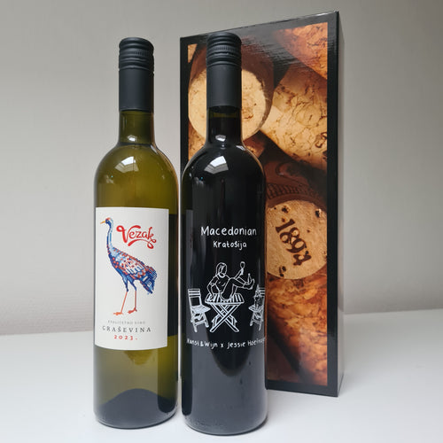 Wijndoos gemengd 

1 fles Special Edition Kratosija (rood) uit Macedonië.

Het etiket is gezeefdrukt op het glas van de fles en ontworpen door Jessie Hoefnagel in samenwerking met Kunst en Wijn atelier.

1 fles Grasevina ( wit) uit Kroatië .

In geschenkdoos verpakt.