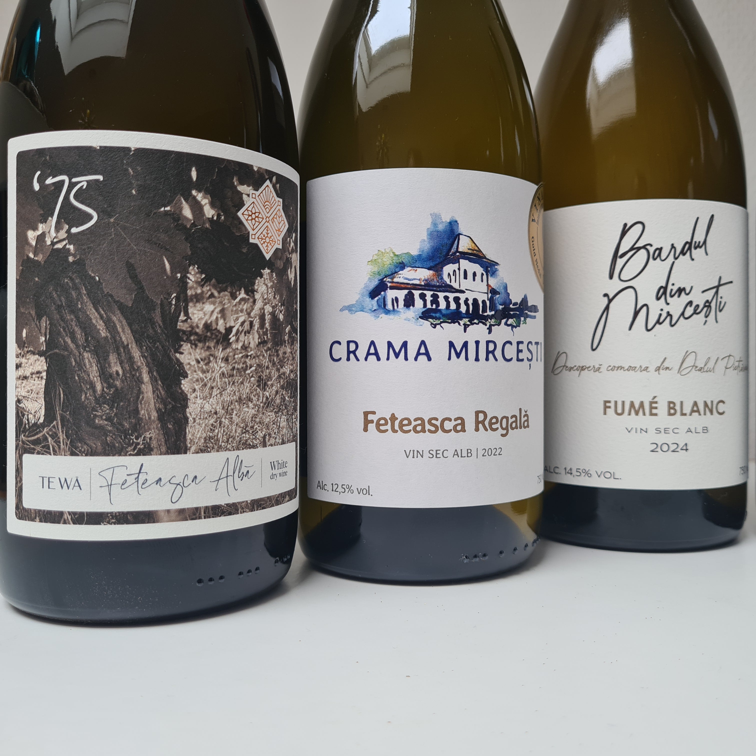 etiketten voorzijde 3 witte wijnen uit Moldavië Feteasca Alba , Feteasca Regala en Fumë Blanc 