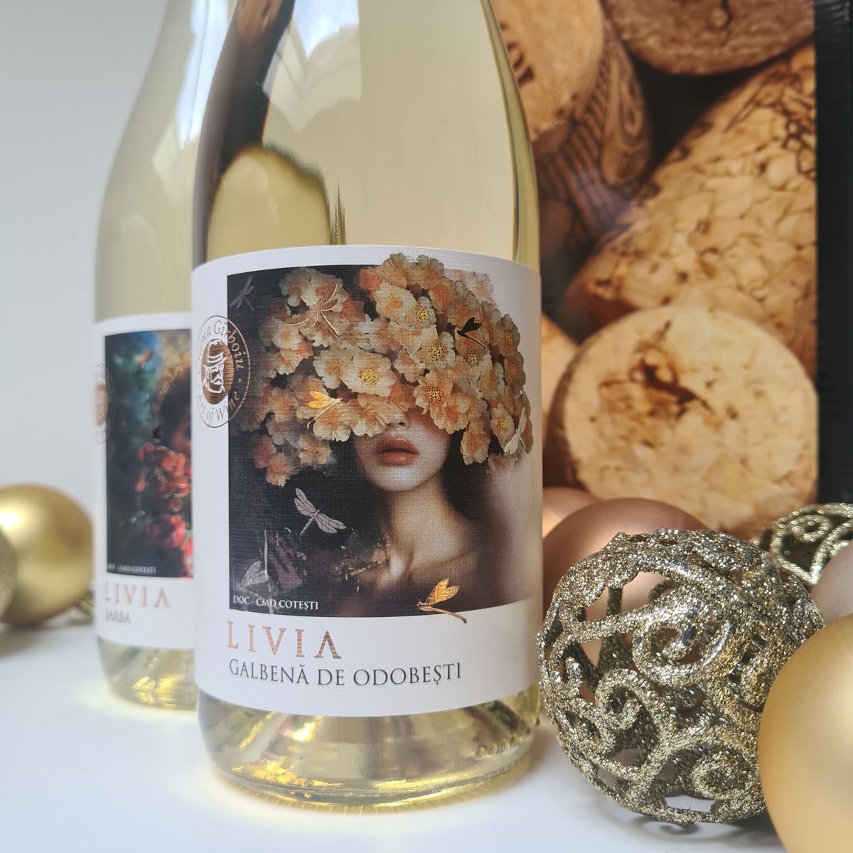 Wijnpakket 2 flessen witte wijn uit Roemenië in geschenkdoos close up