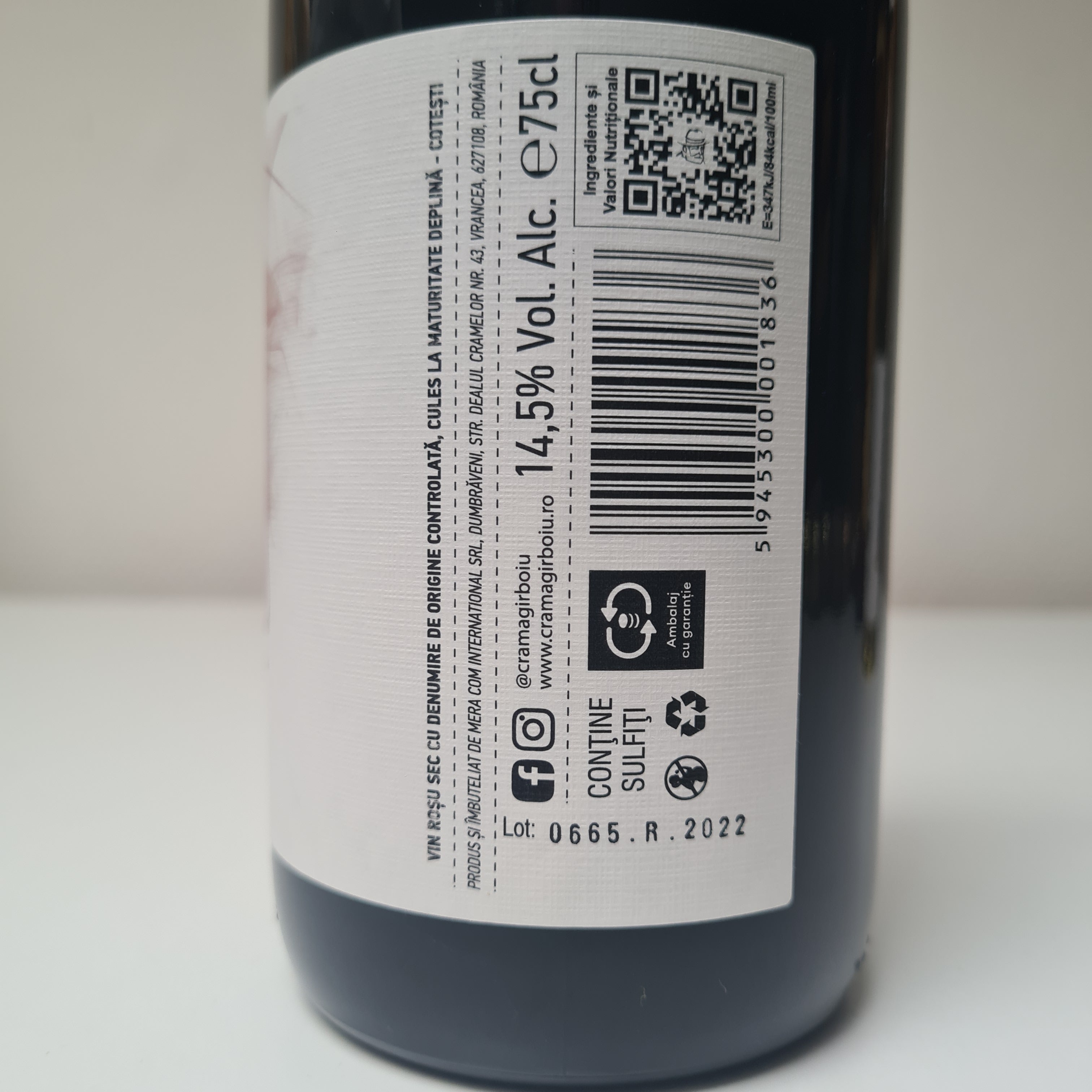 Close up etiket informatie Feteasca Neagra  2022  Livia Crama Girboiu rode wijn uit Roemenië