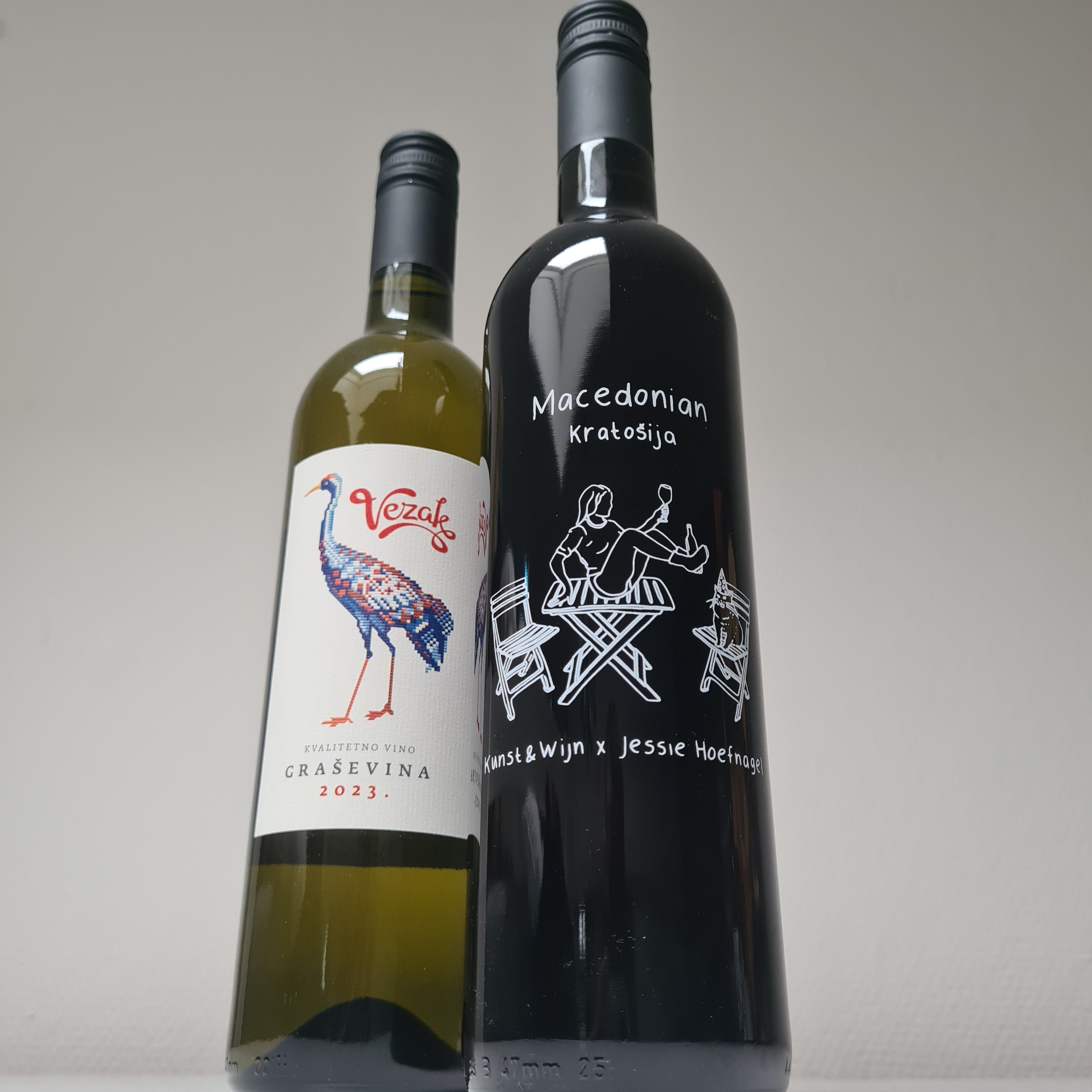 

1 fles Special Edition Kratosija (rood) uit Macedonië.

Het etiket is gezeefdrukt op het glas van de fles en ontworpen door Jessie Hoefnagel in samenwerking met Kunst en Wijn atelier.

1 fles Grasevina ( wit) uit Kroatië .

