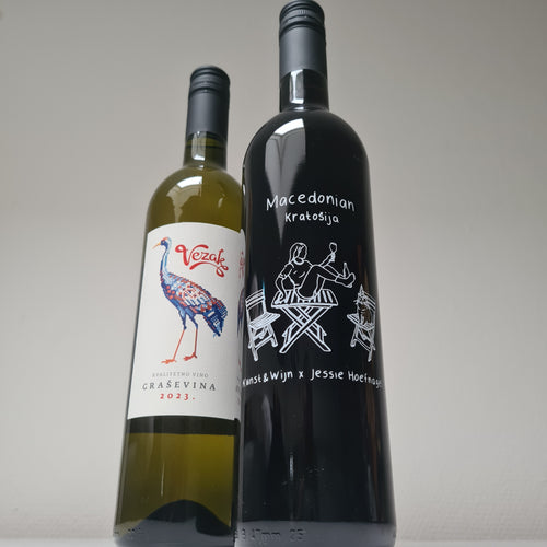 

1 fles Special Edition Kratosija (rood) uit Macedonië.

Het etiket is gezeefdrukt op het glas van de fles en ontworpen door Jessie Hoefnagel in samenwerking met Kunst en Wijn atelier.

1 fles Grasevina ( wit) uit Kroatië .

