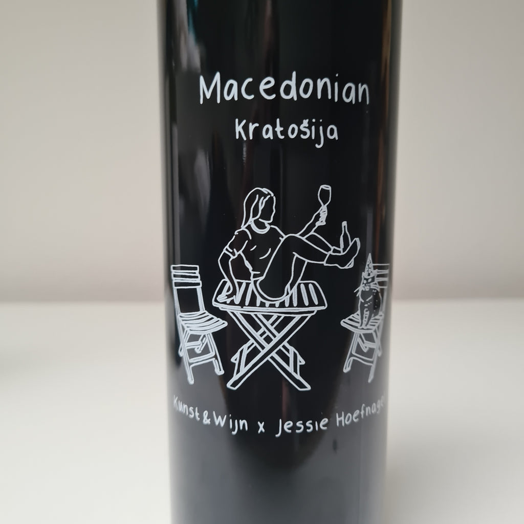 Close up label Kratosija wijnfles ontworpen door Jessie Hoefnagel