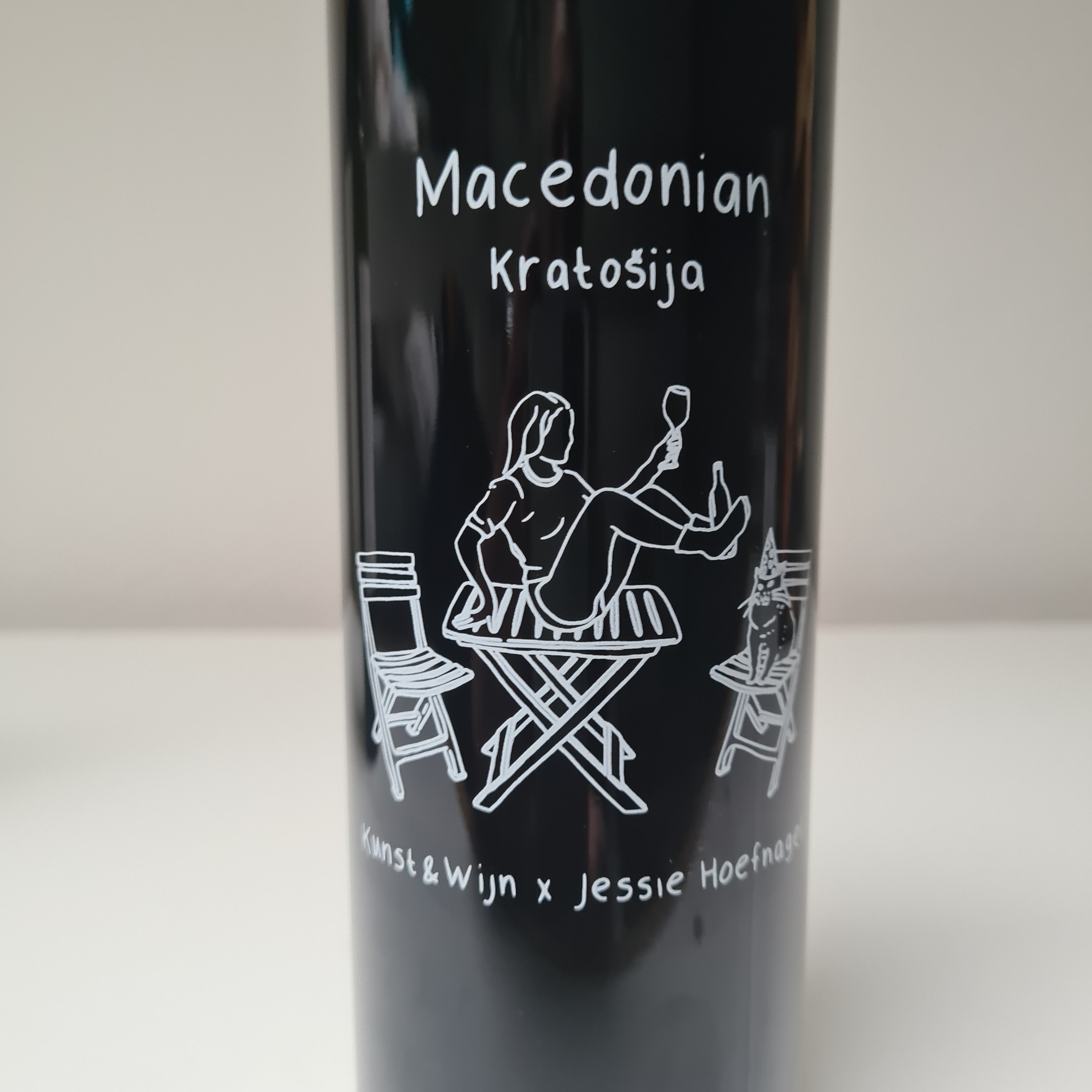 Close up label Kratosija wijnfles ontworpen door Jessie Hoefnagel