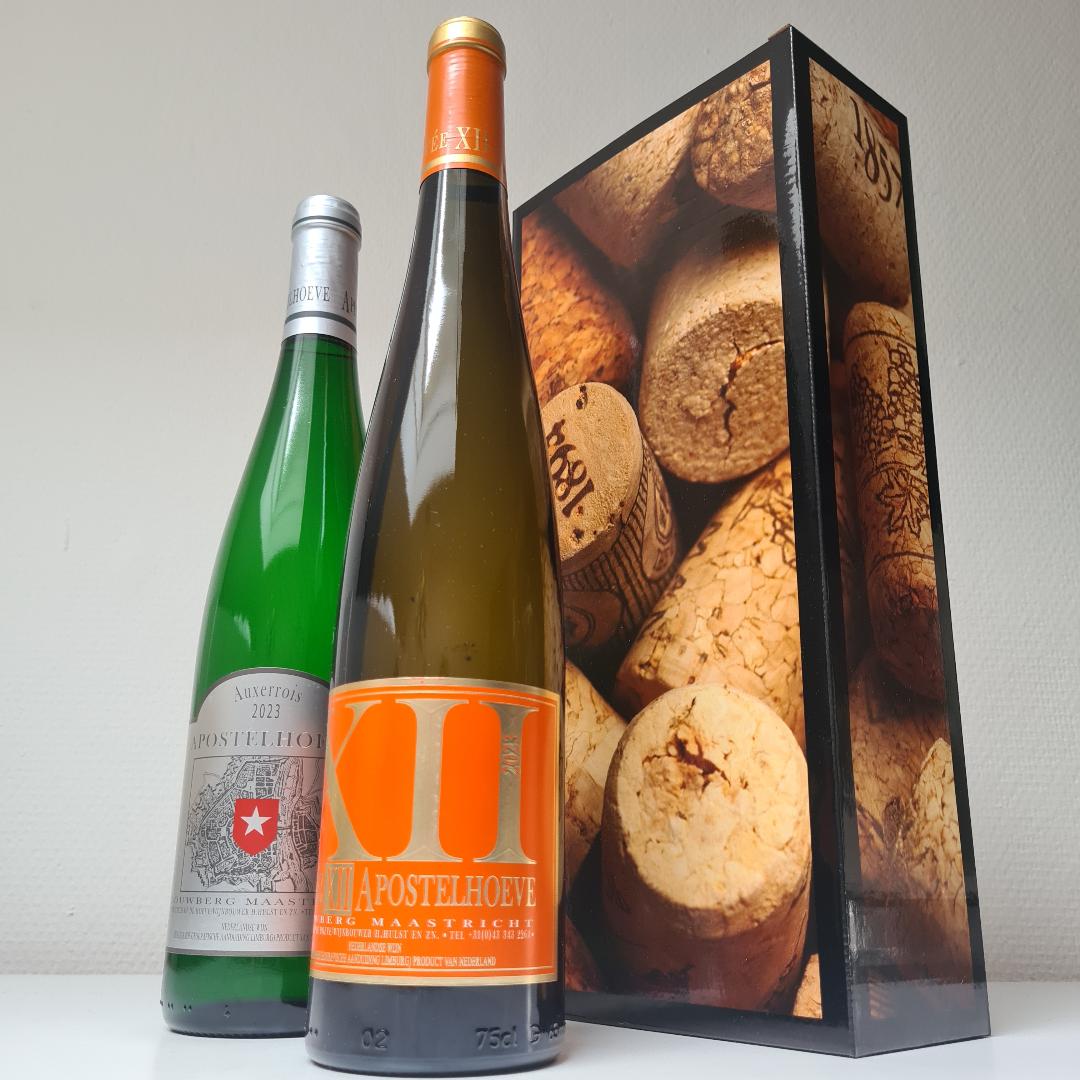 Geschenkdoos met 2 flessen Nederlandse wijn van de Apostelhoeve in Maastricht. 
Cuvee X11 en Auxerrois 