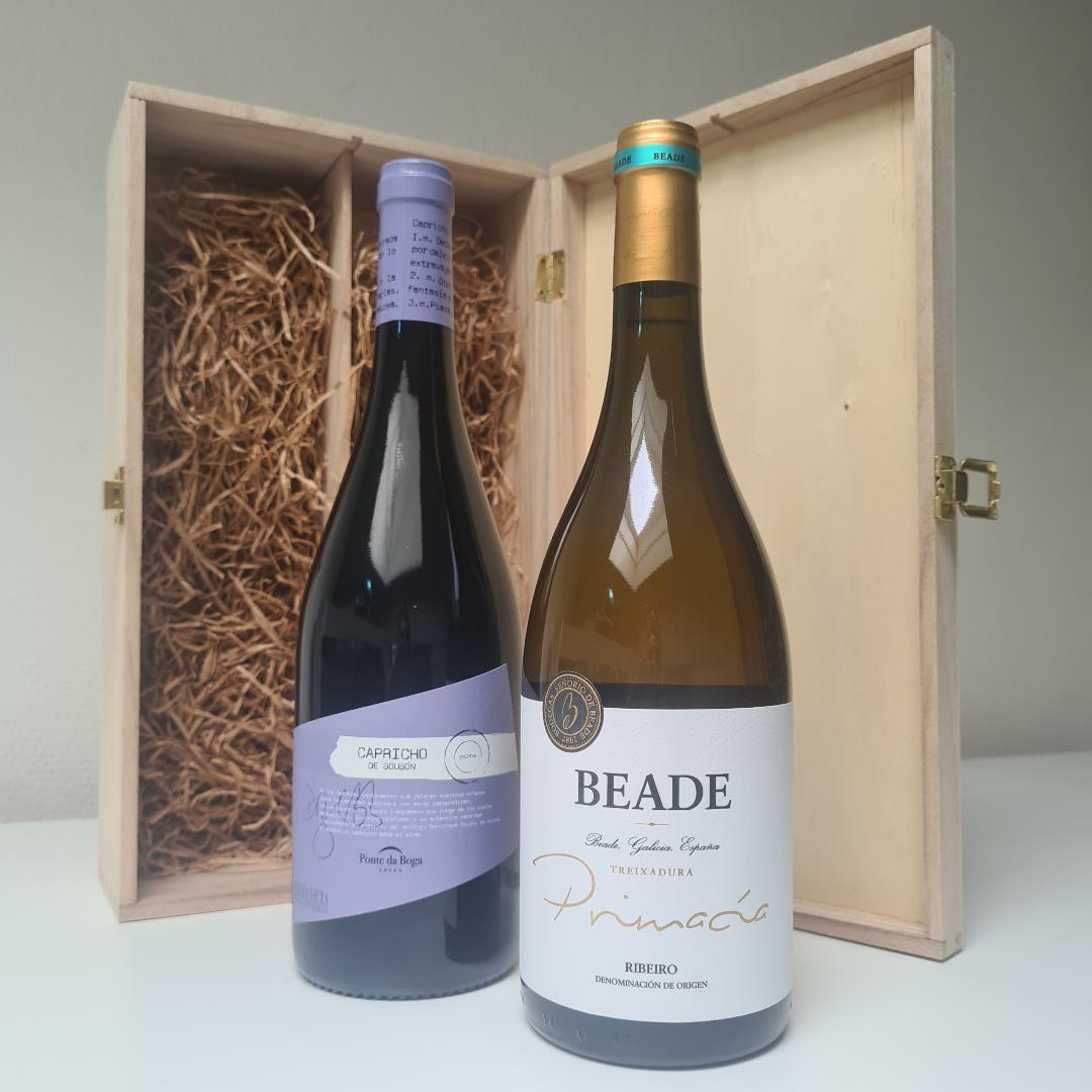 Wijnkist Spanje met 1 fles rode wijn Capricho de Souson en 1 fles witte wijn Traixadura Beade Primacia uit de regio Ribeira Sacra Spanje