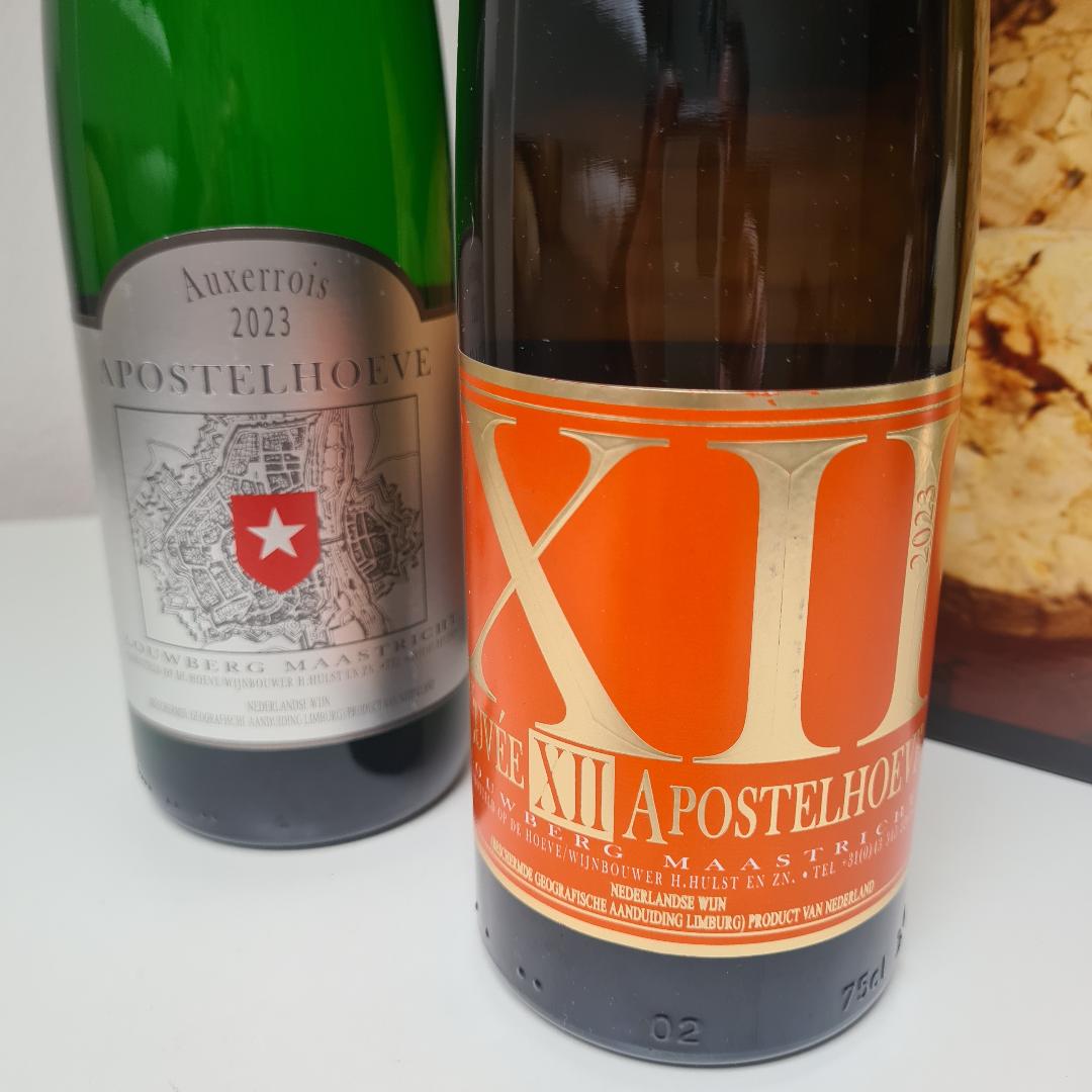 Close up etiketten Nederlandse wijn van de Apostelhoeve in Maastricht. 
Cuvee X11 en Auxerrois 