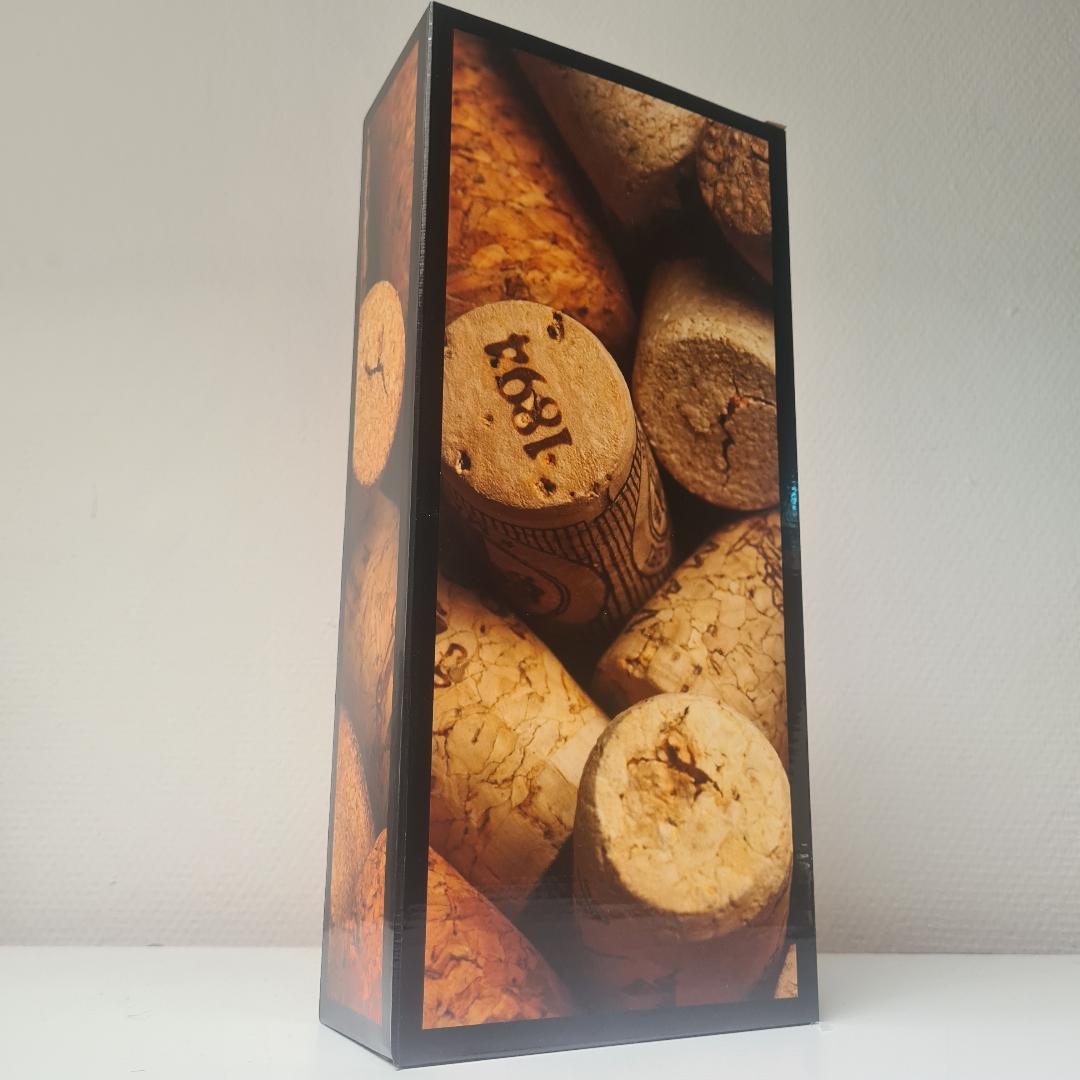 Geschenkdoos voor 2 flessen wijn met afbeelding van kurken.