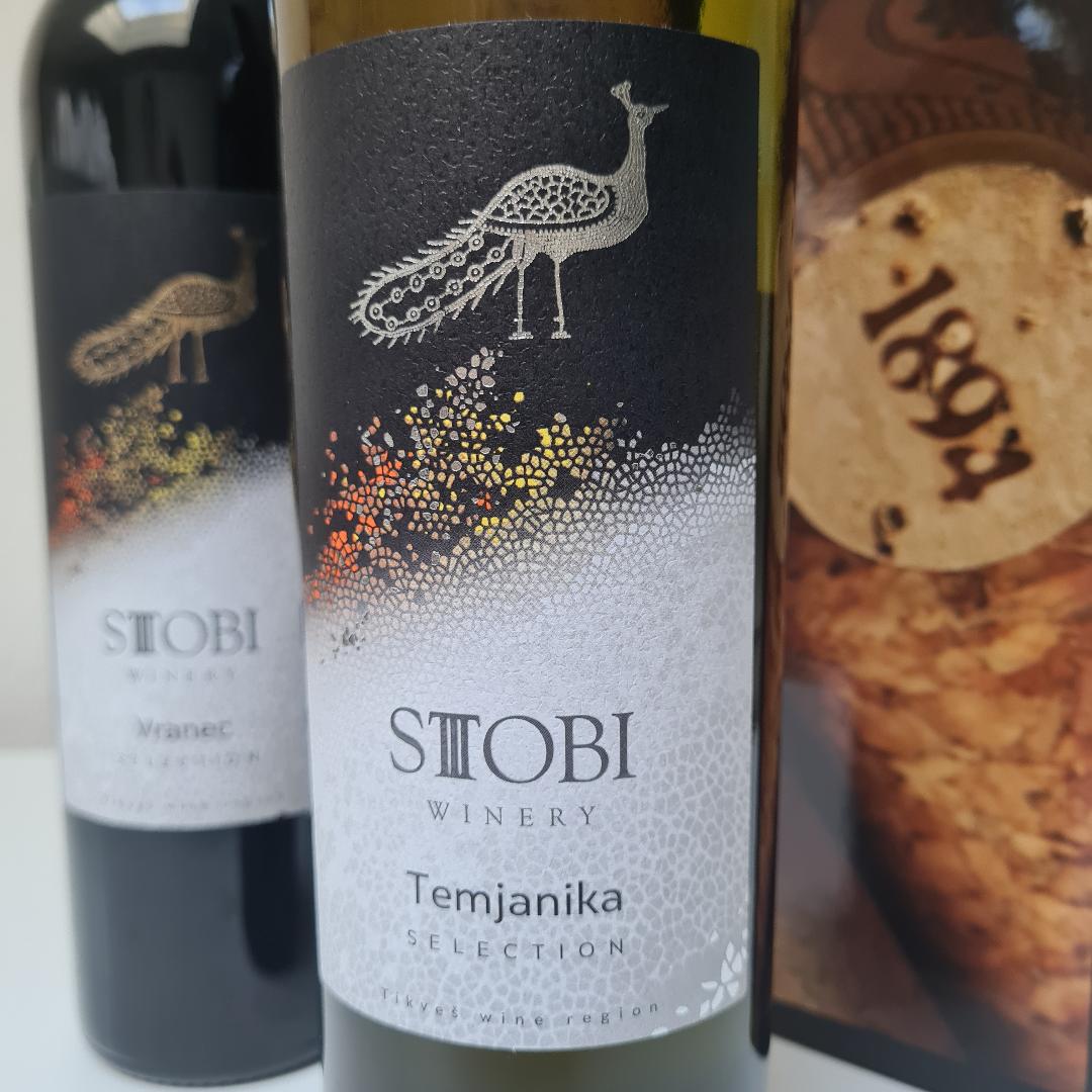 Close up van etiketten van 2 flessen wijn uit Noord Macedonië van Stobi Winery.
1 fles Vraac ( rode wijn) en 1 fles Temjanika witte wijn.