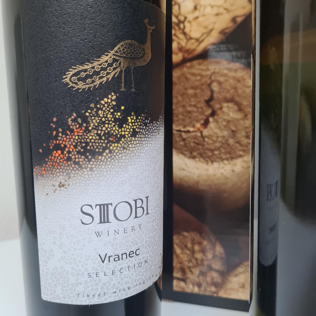 Close up van etiket Vranac van Stobi winery uit Noord Macedonië 