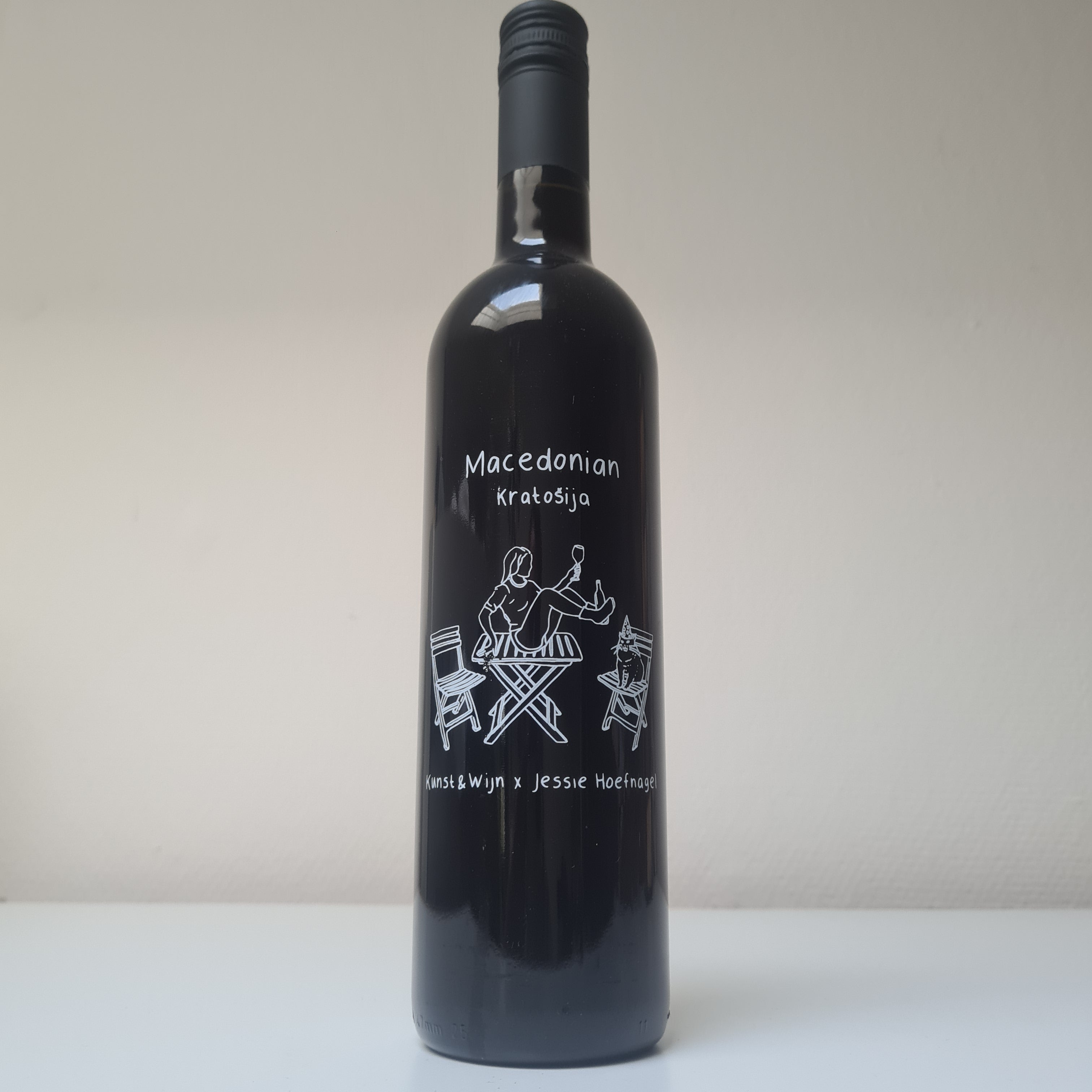 Fles rode wijn Kratosija uit Noord Macedonië met label ontworpen door Jessie Hoefnagel