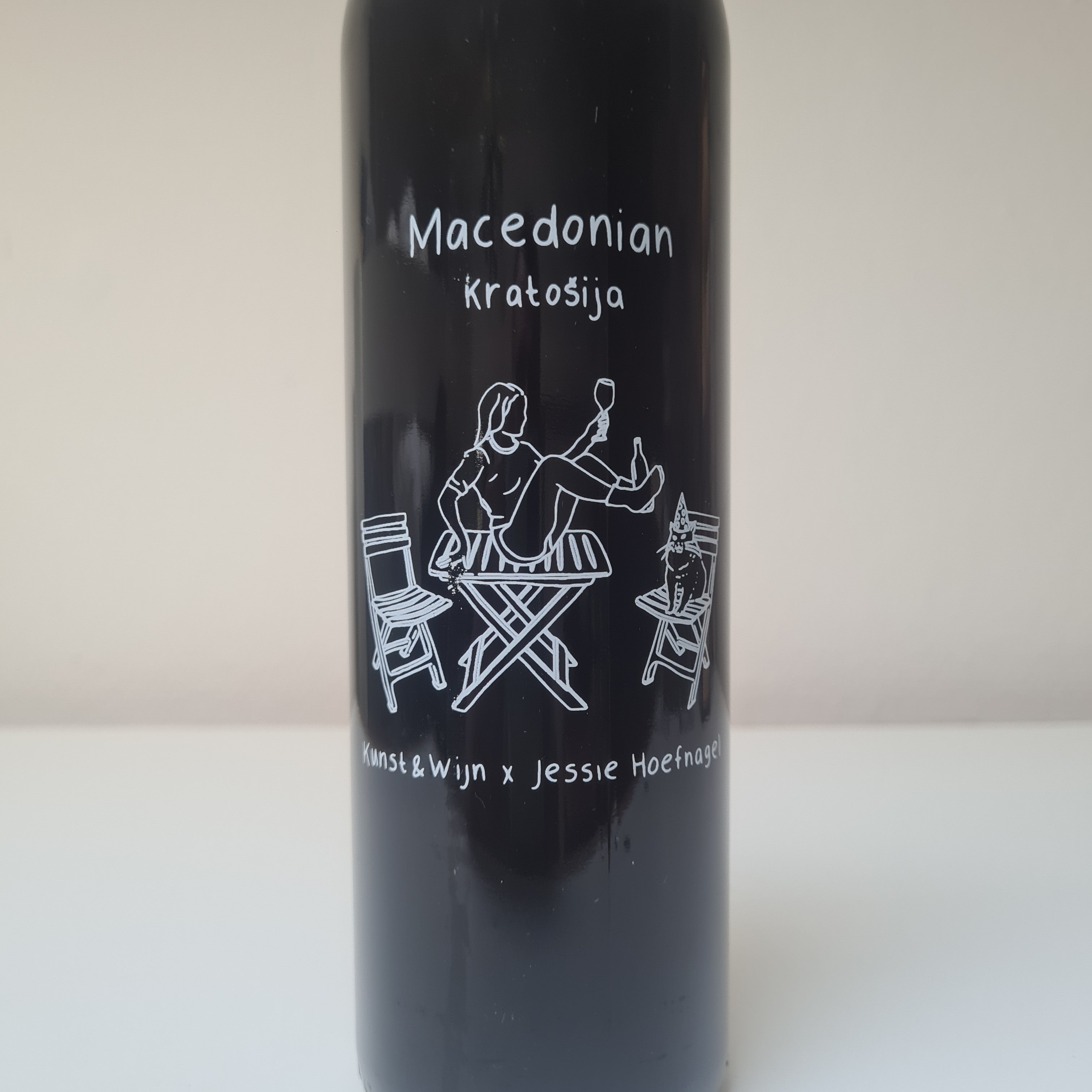 Fles rode wijn Kratosija van Stobi Winery uit Noord Macedonië met label ontworpen door Jessie Hoefnagel.