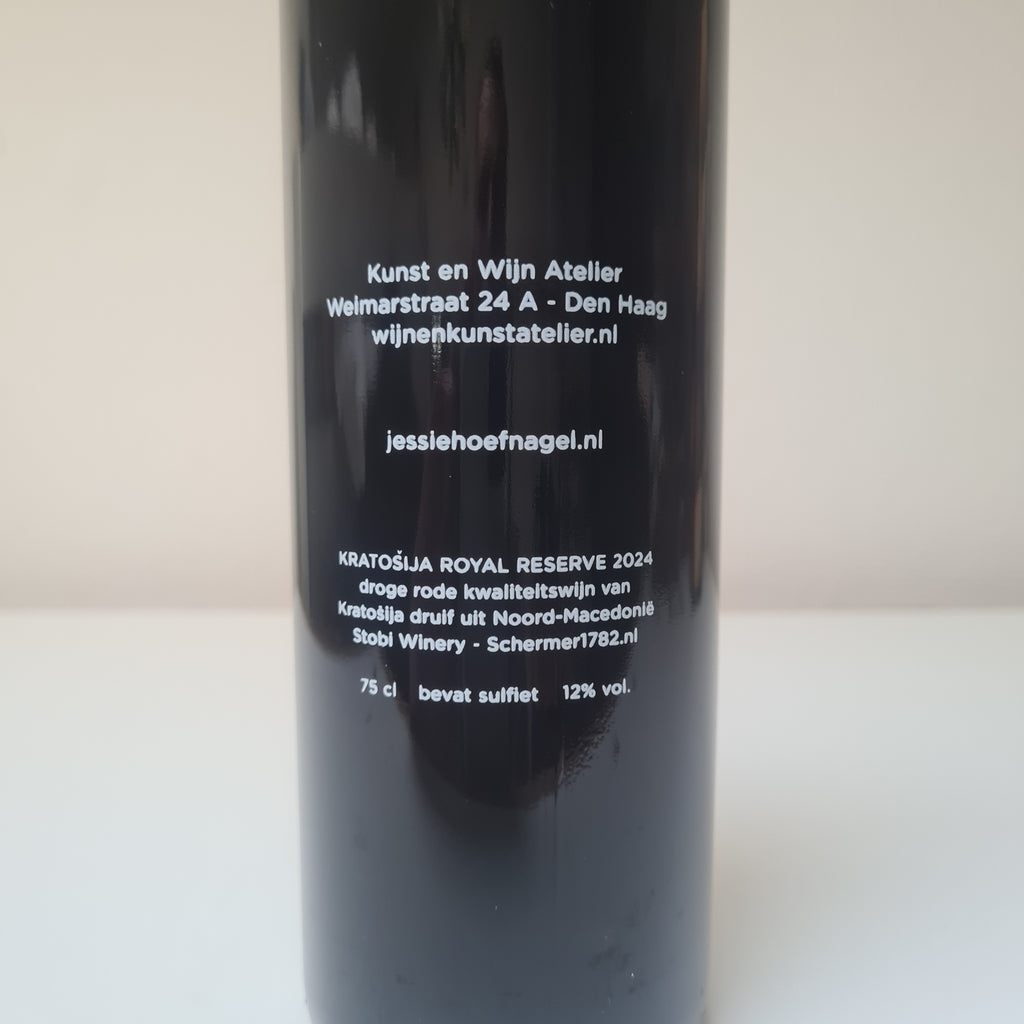 Fles rode wijn Kratosija van Stobi Winery uit Noord Macedonië met label ontworpen door Jessie Hoefnagel.