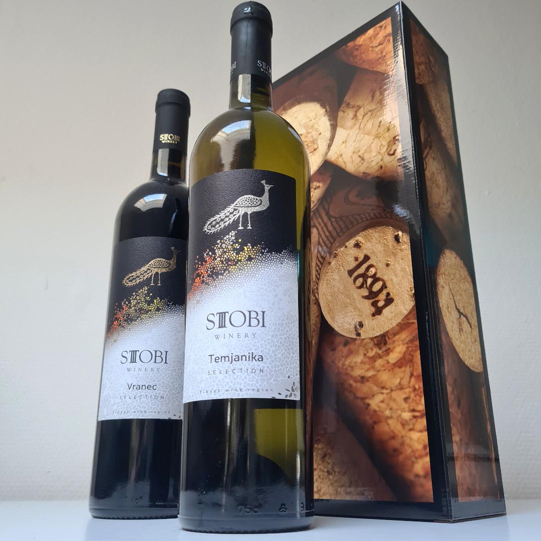 Geschenkdoos met 2 flessen wijn uit Noord Macedonië van Stobi Winery.
1 fles Vraac ( rode wijn) en 1 fles Temjanika witte wijn.