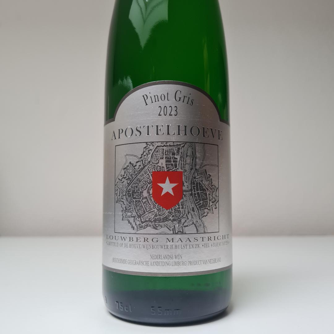 Close up voorijde etiket Nederlandse wijn van de Apostelhoeve Maastricht Pinot Gris.