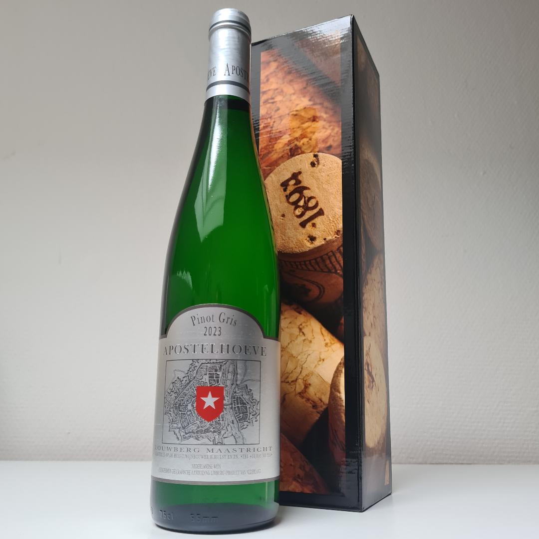 Geschenkdoos met 1 fles Nederlandse wijn van de Apostelhoeve in Maastricht. 
Pinot Gris.