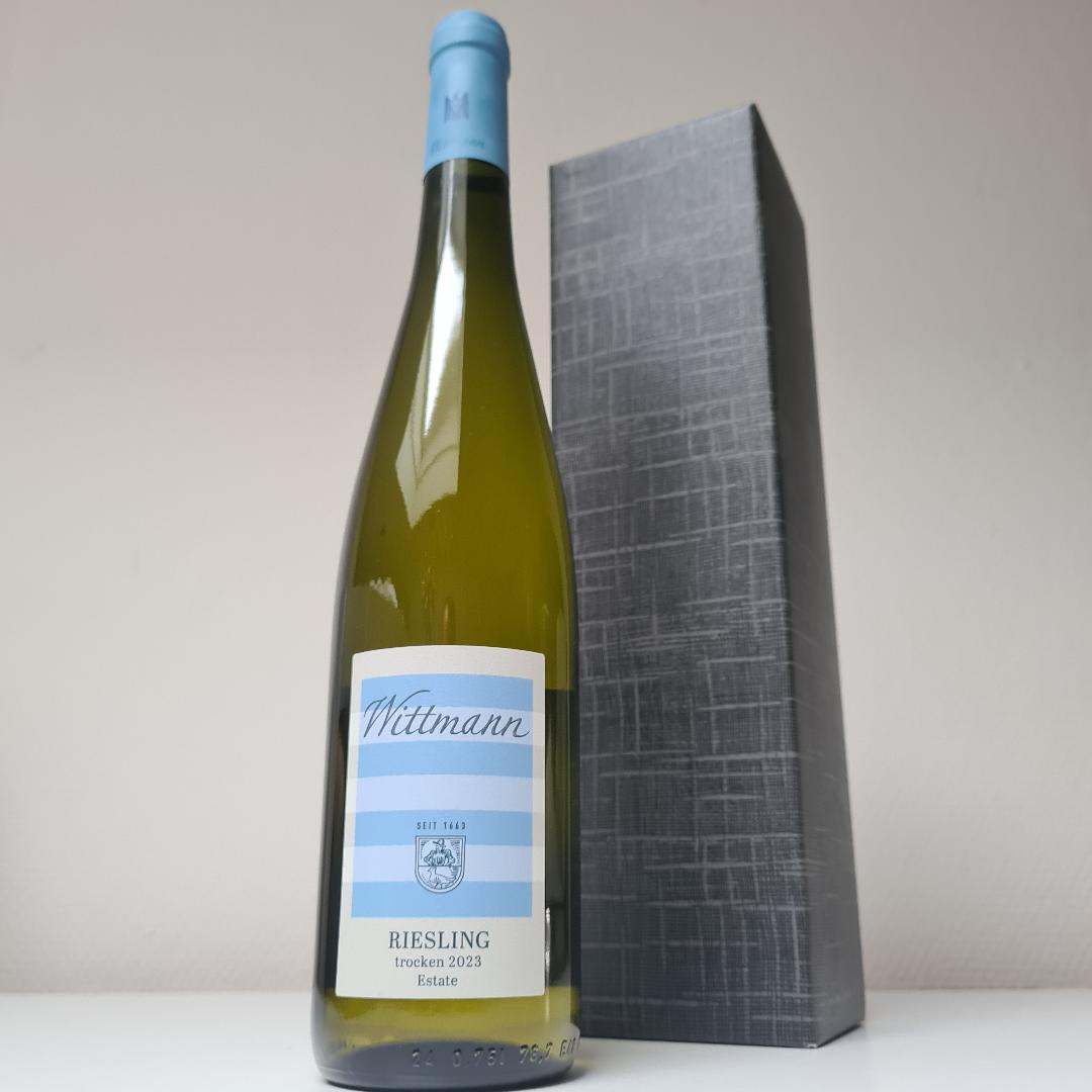 Geschenkdoos met 1 fles witte wijn uit Duitsland. Riesling trocken van wijnmaker Wittmann.
