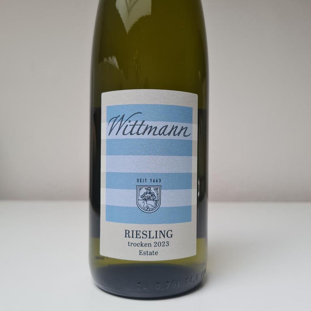 Close up van etiket Riesling trocken van wijnmaker Wittmann uit Duitsland.
