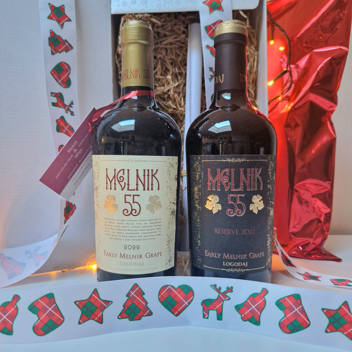 Wijnpakket Bulgarije 2 flessen rode wijn in geschenkdoos close up