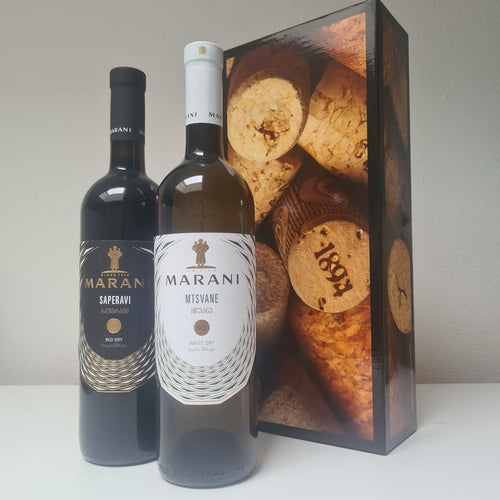 Wijn geschenkdoos met 2 flessen wijn uit Georgië. 1 fles rode wijn Saperavi en 1 fles witte wijn Mtsvane van wijnmaker Marani uit Georgië.