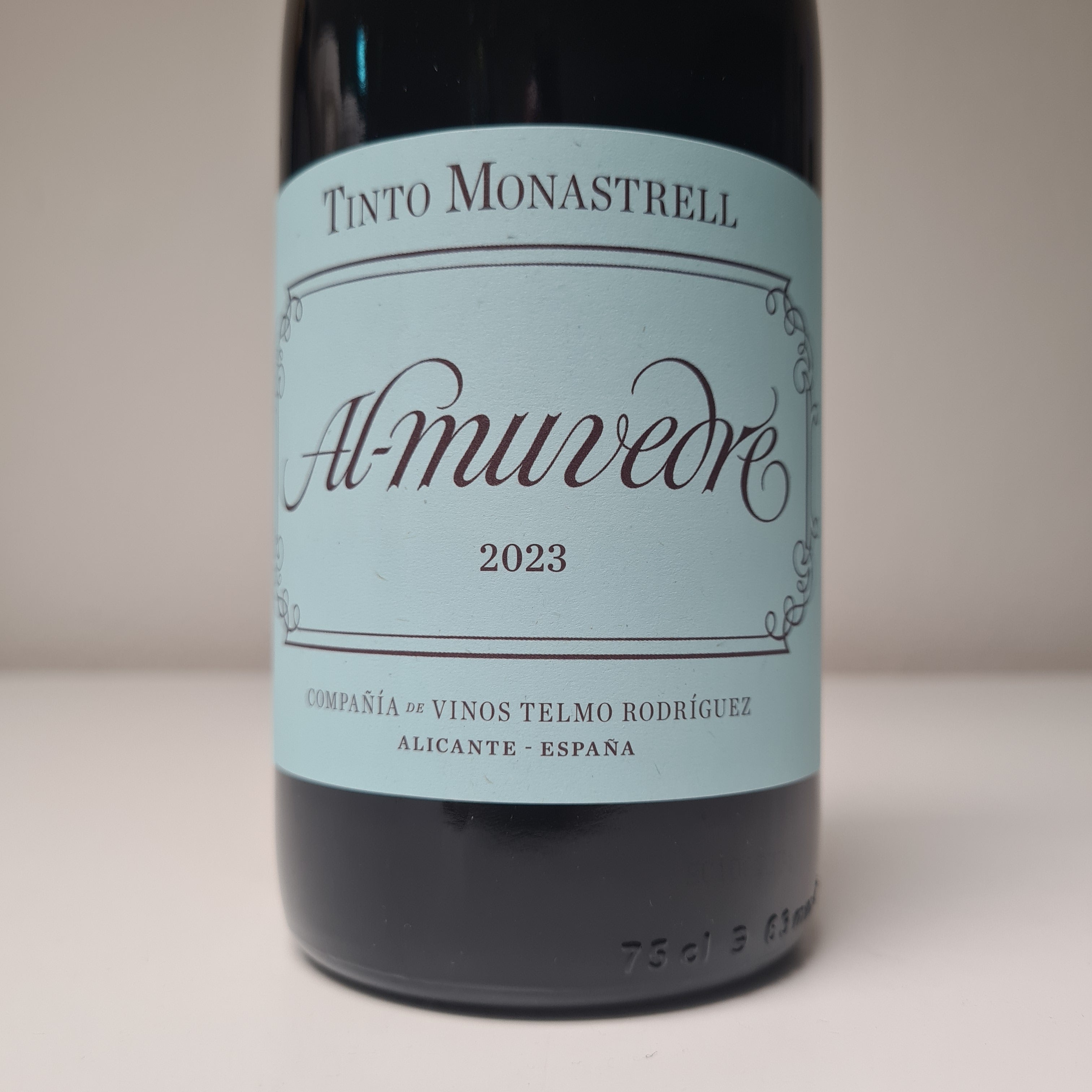 Etiket voozijde Al Muvedre Monastell rode wijn van wijnmaker Telmo Rodriguez uit Spanje.