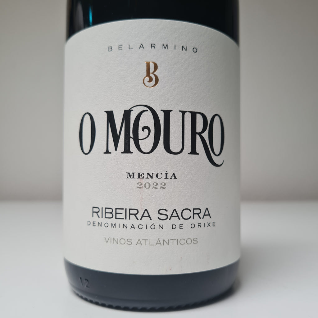 Close up voorzijde etiket O Mouro Mencia van wijnmaker Belarmini streek Ribeira Sacra Spanje.