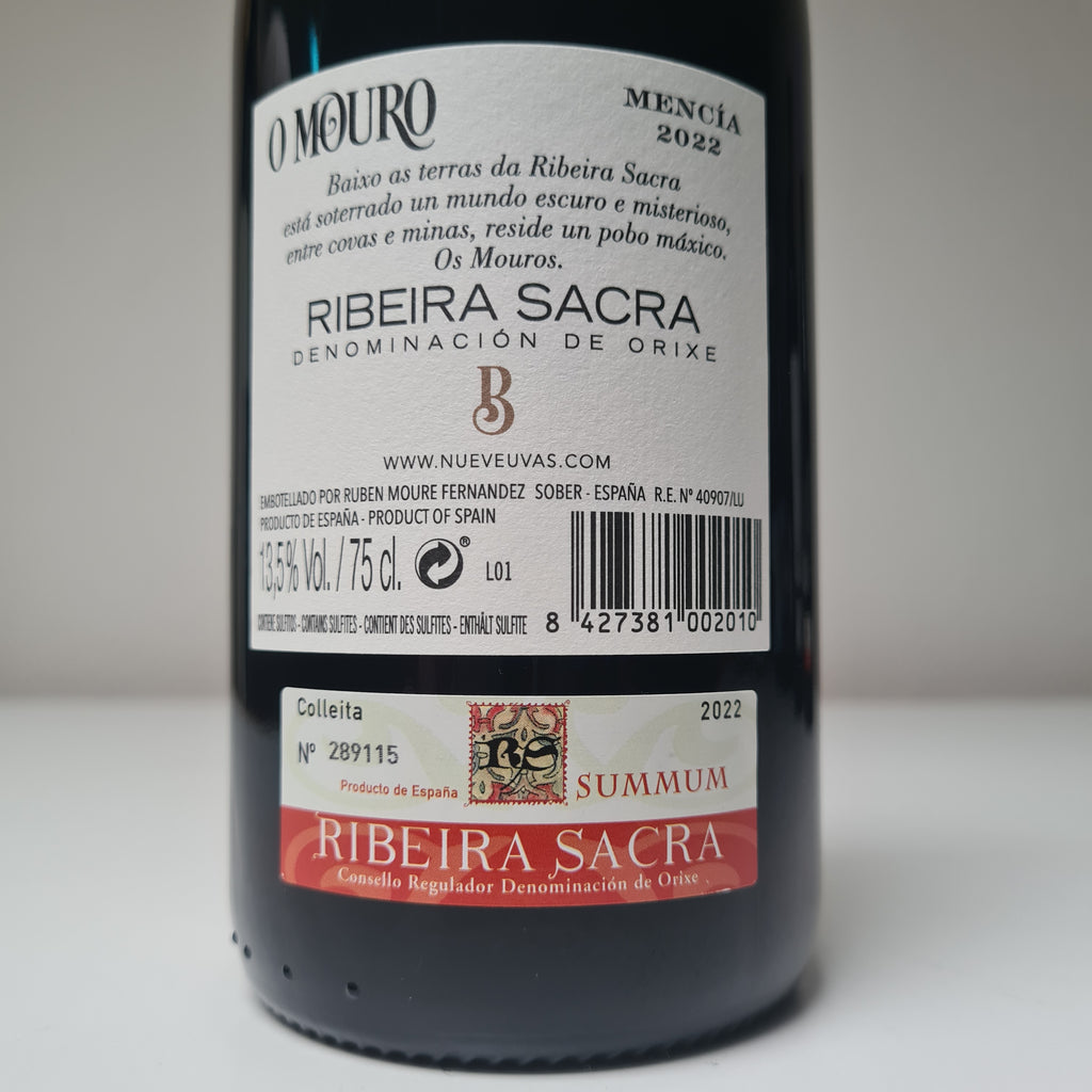 Close up achterzijde etiket O Mouro Mencia van wijnmaker Belarmini streek Ribeira Sacra Spanje.