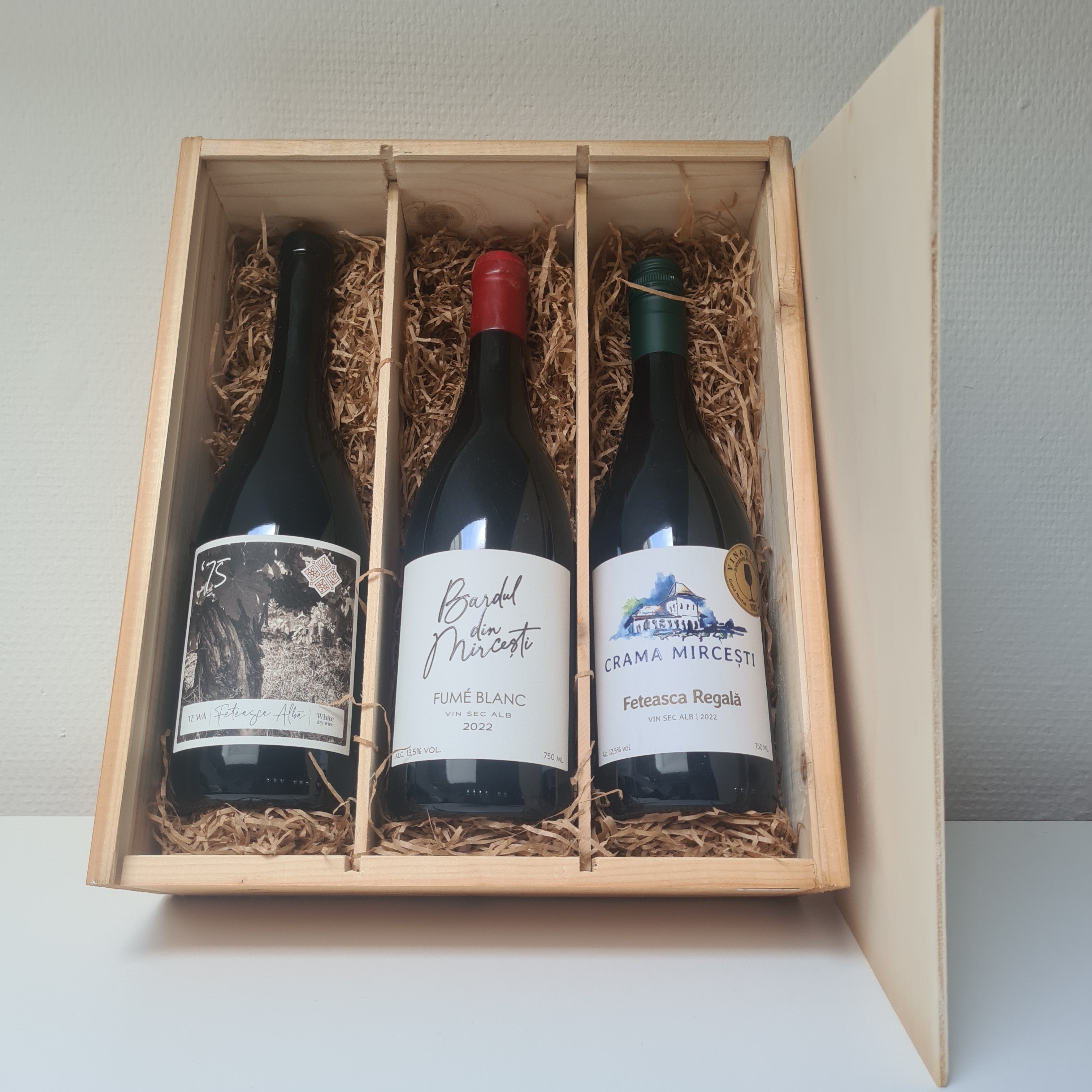 Wijnkist Moldavië met 3 flessen witte wijn Feteasca Alba  Tewa Wines Fumé Blanc Crama Mircesti en Feteasca Regala  Crama Mircesti