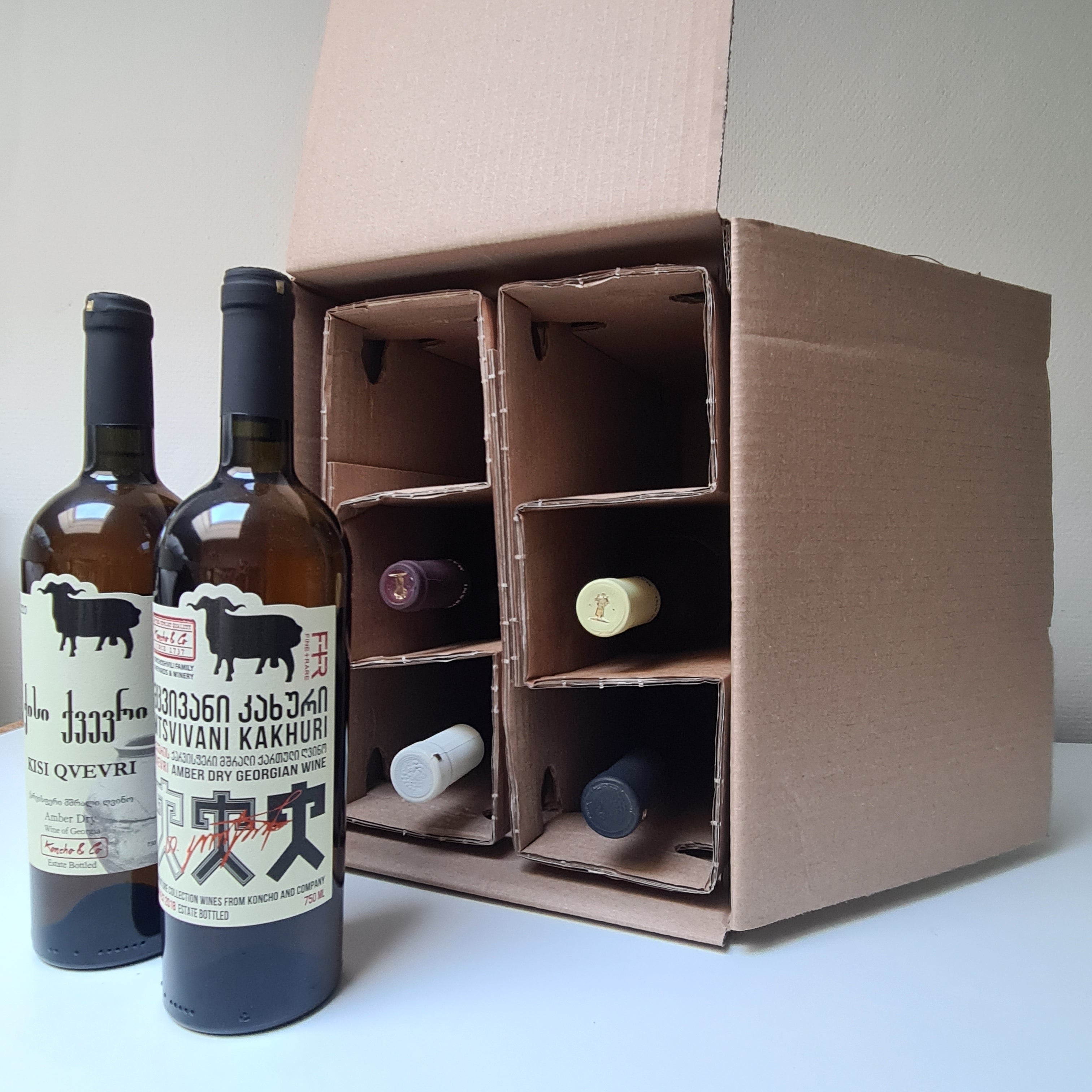 Wijndoos Georgië met 6 flessen wijn in wijnverzenddoos.